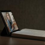 8530_1_reading_on_an_ipad-lukesblog.it